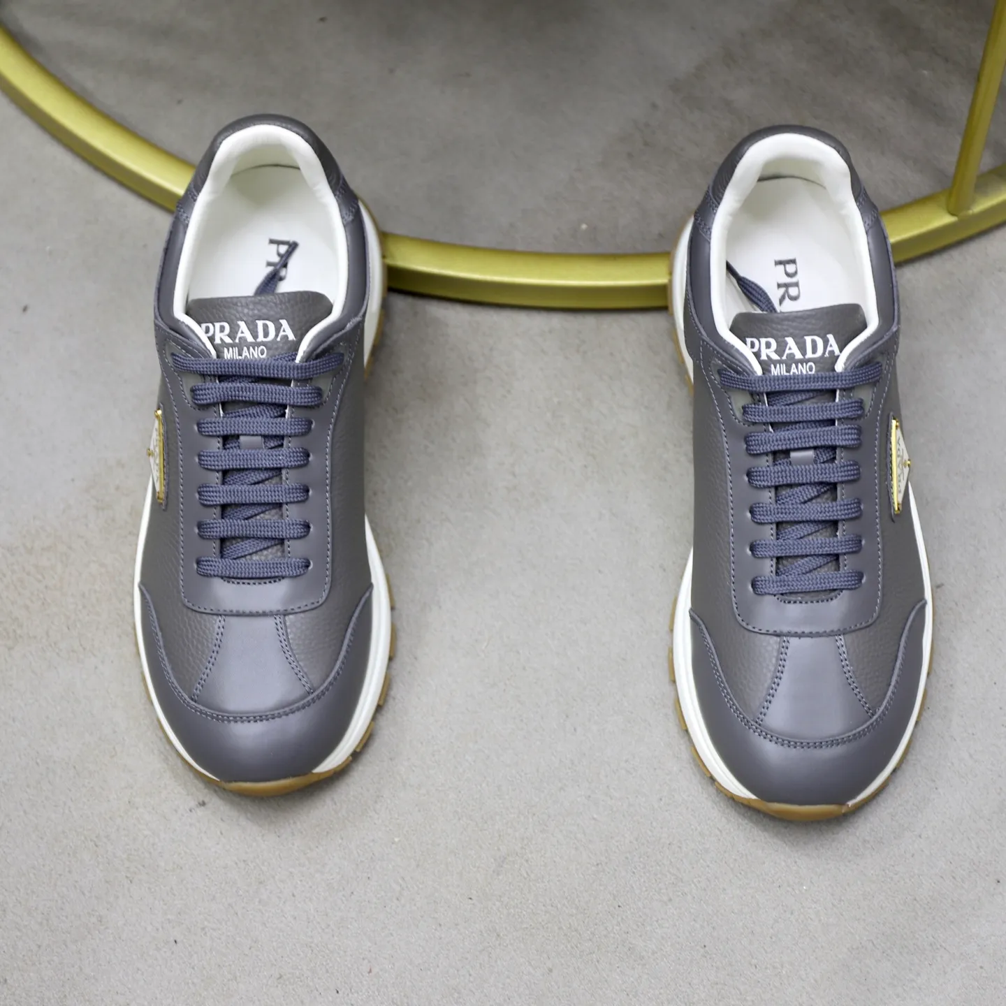 Factory price: 740💰Top original order Brand: PRADA (Prada) Standard code: Men's size 38/44 (45 can be customized) Grade: Same as the official website Material: Original cowhide stitching imported cowhide lining Original combination two-color wear-resistant soft outsole Style category: Leisure and sports version Young fashion European and American trend British style Color: Real picture color